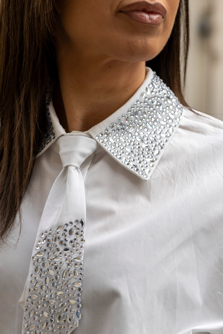 Camicia Bianca con Dettaglio Gioiello
