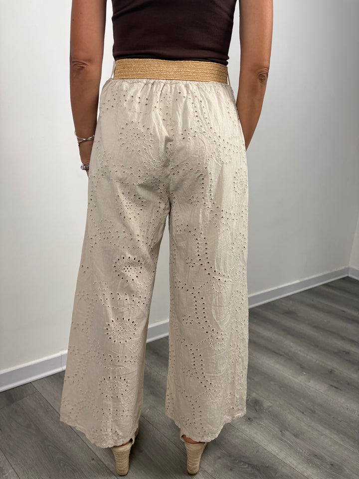 Completo beige in sangallo