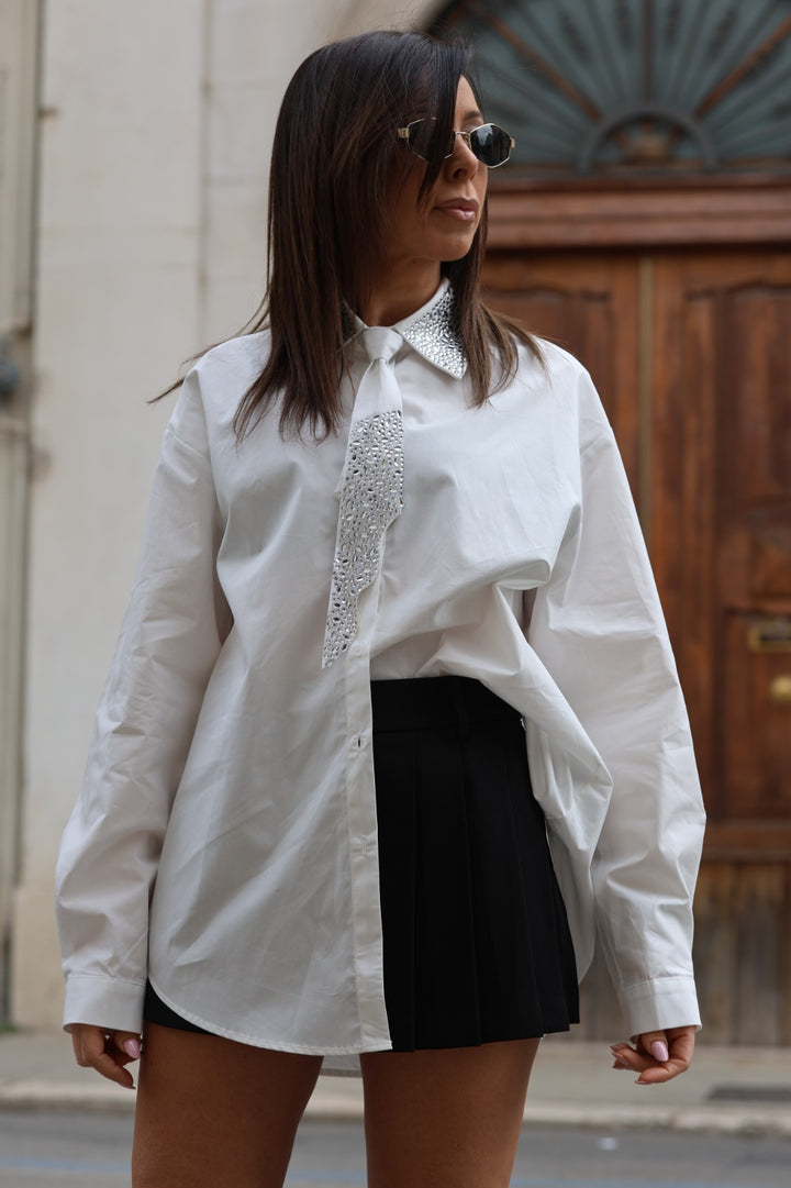 Camicia Bianca con Dettaglio Gioiello